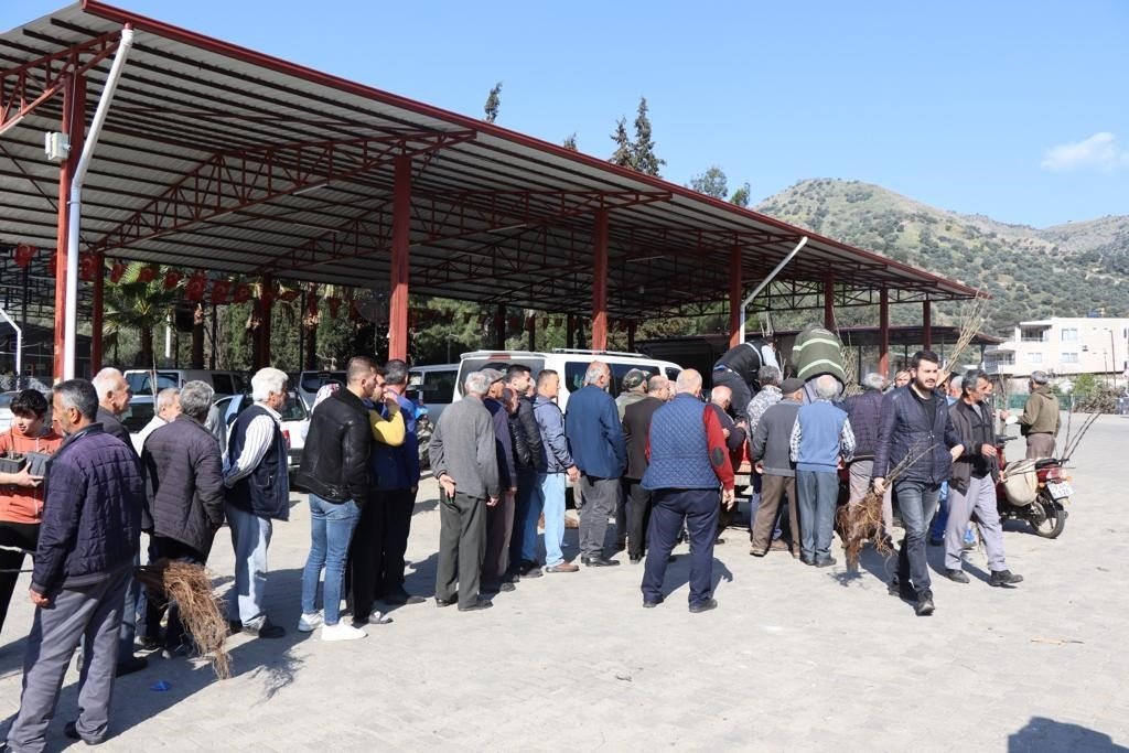 Başkan Özcan üreticinin yüzünü güldürdü