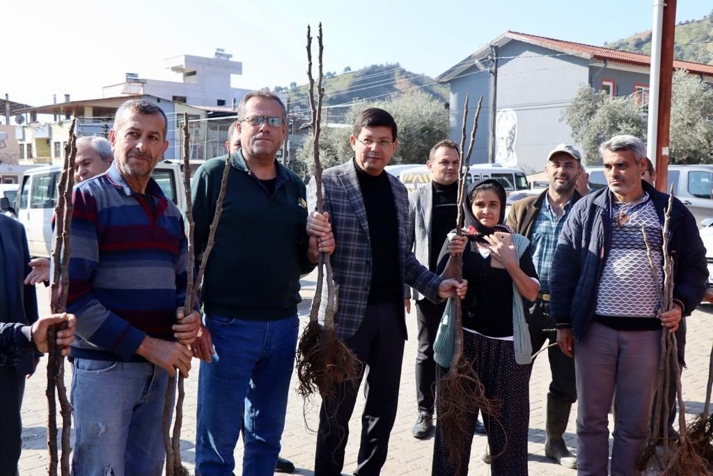 Başkan Özcan üreticinin yüzünü güldürdü