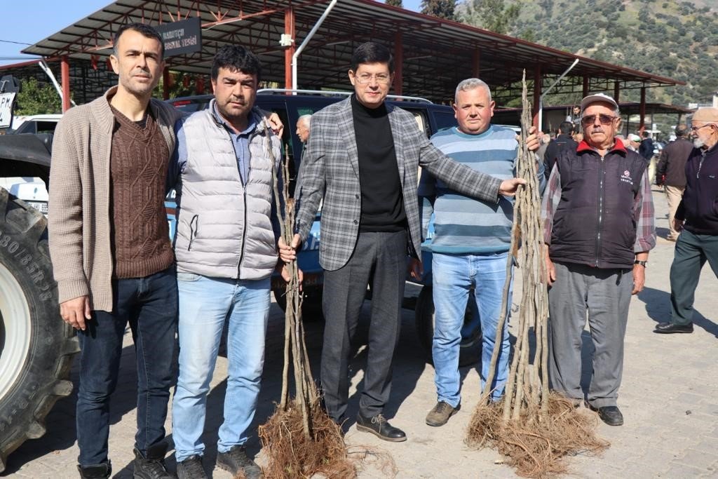 Başkan Özcan üreticinin yüzünü güldürdü