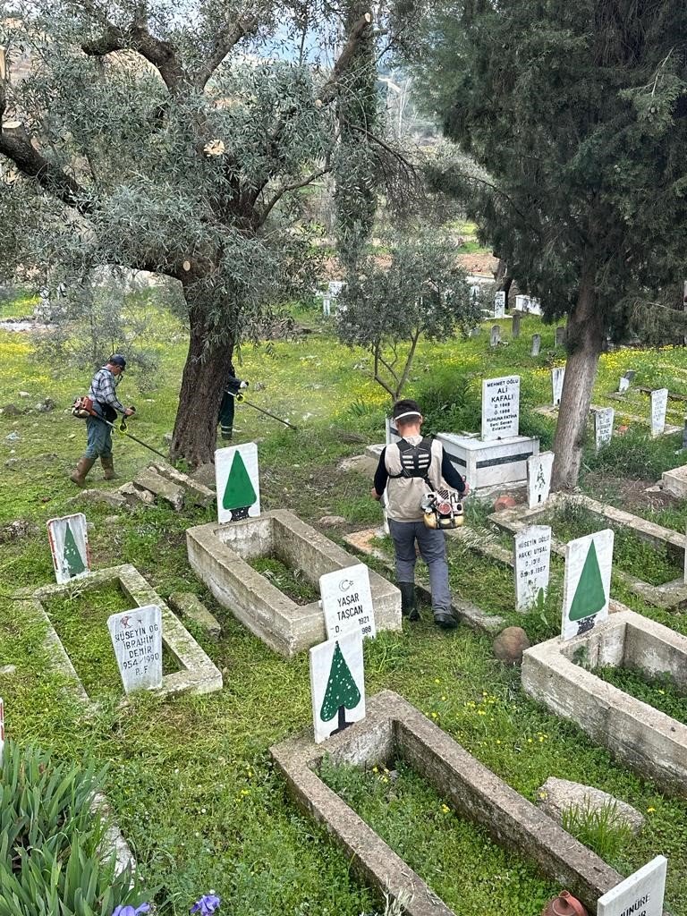 Nazilli’de mezarlıklar bakıma alındı