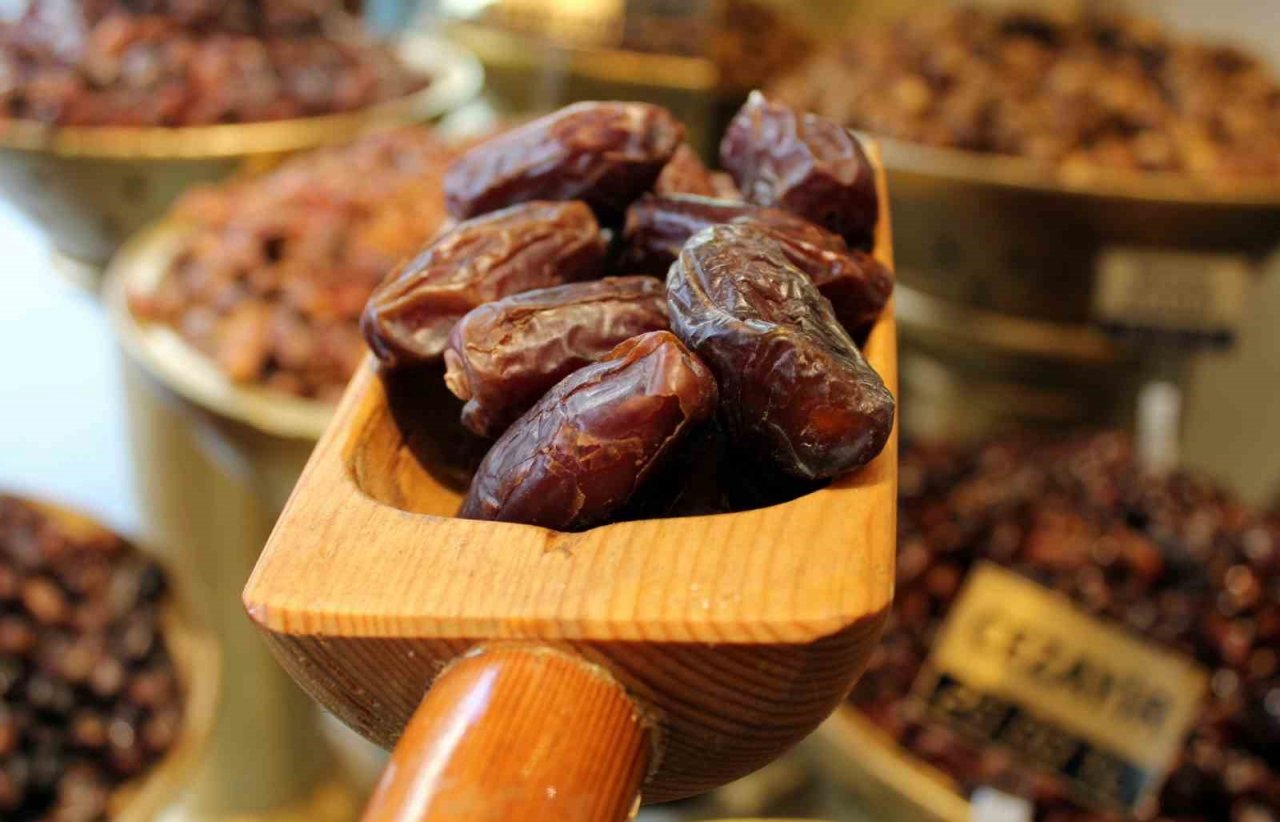 Ramazan ayının vazgeçilmezi hurma tezgâhlarda