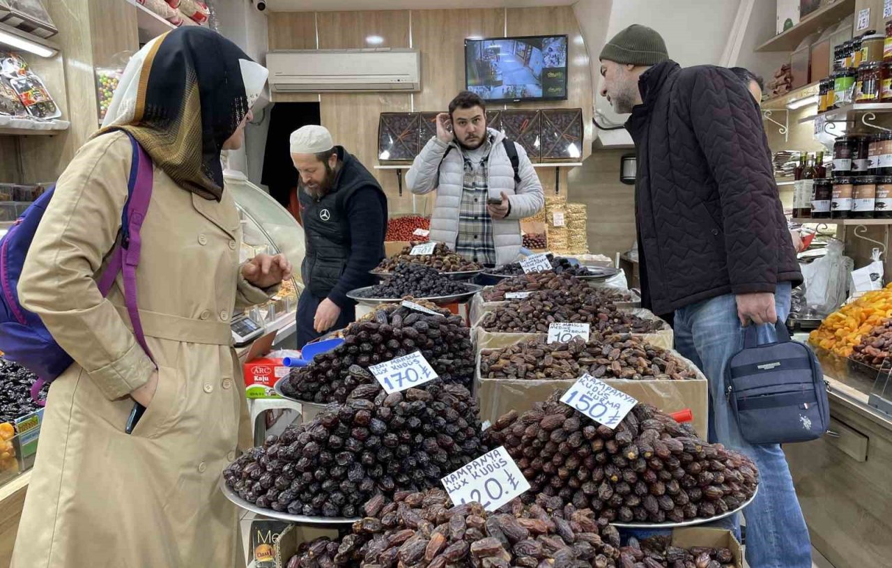 Ramazan ayının vazgeçilmezi hurma tezgâhlarda