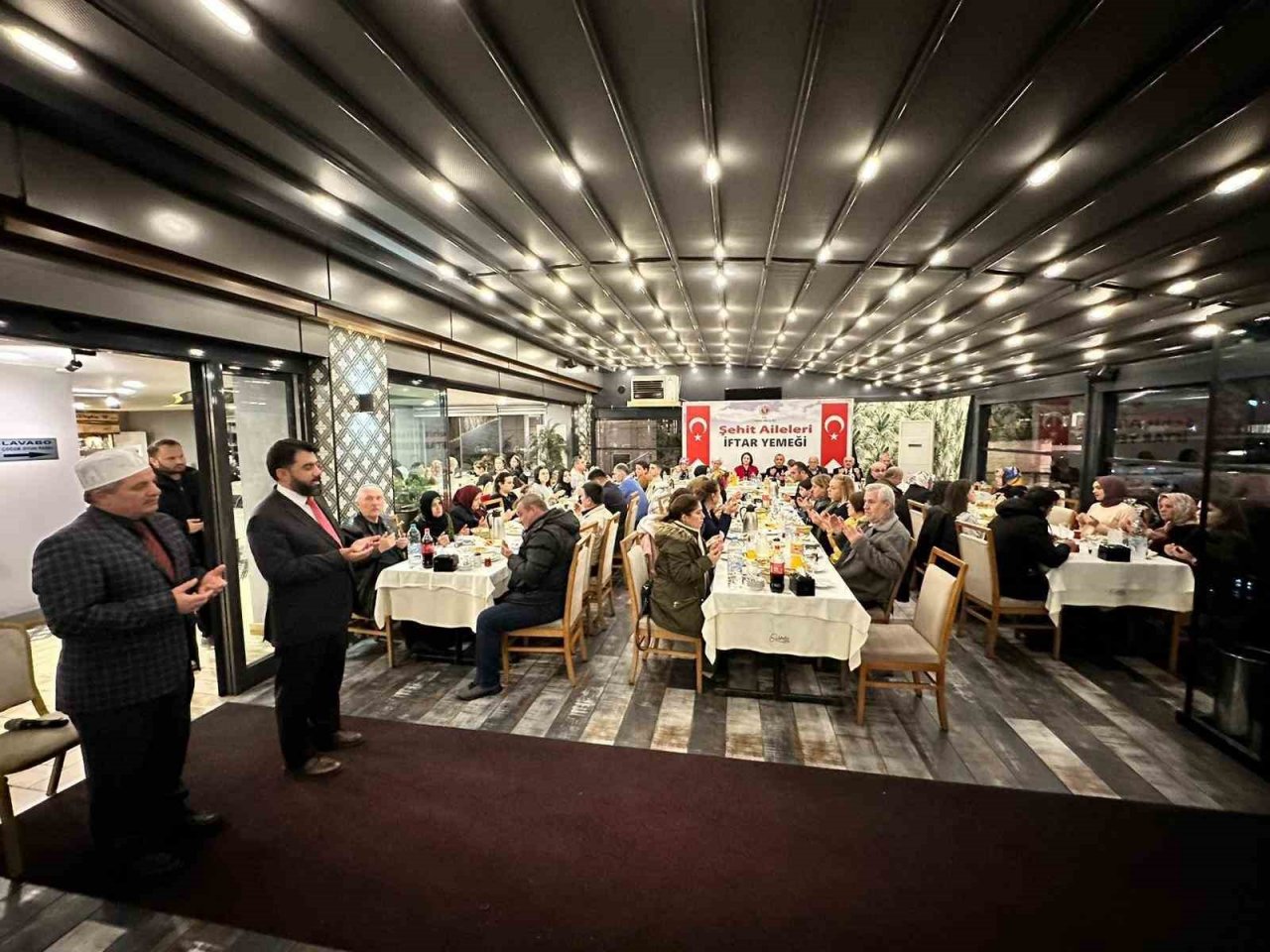 Vali ilk iftarı şehit aileleri ile birlikte yaptı