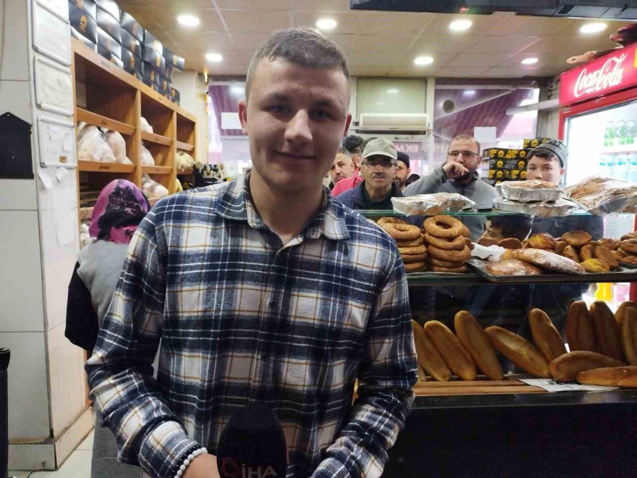 Pide kuyruklarının uzadığı ilçede vatandaş çareyi bakın nasıl buldu