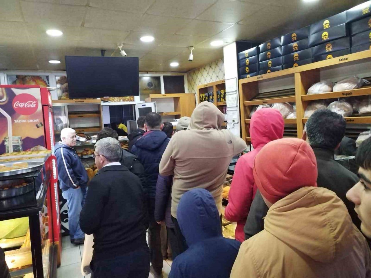 Pide kuyruklarının uzadığı ilçede vatandaş çareyi bakın nasıl buldu