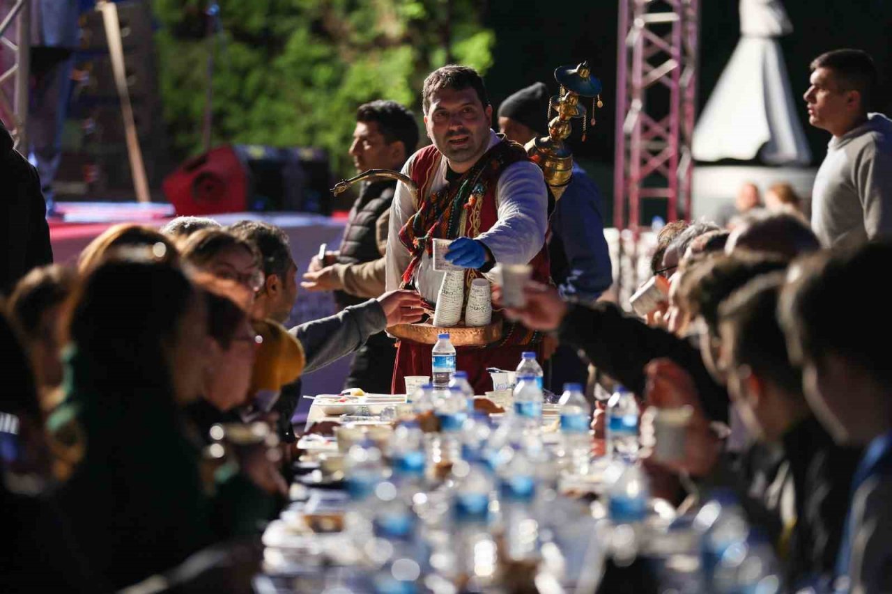 Buca’da ilk iftar sofrası Mevlana Tesisleri’nde kuruldu