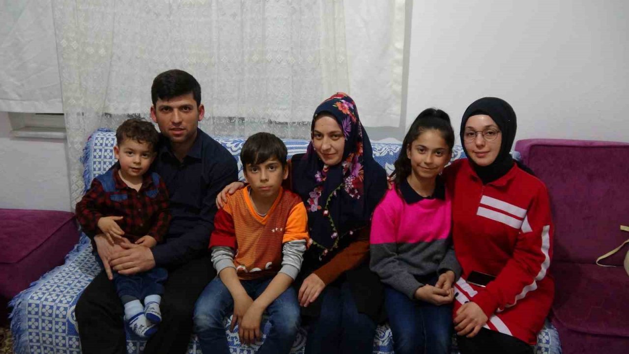 Deprem öncesi muhabbet kuşunun çırpınışlarına uyandı, kafeste sıkıştığını düşündü