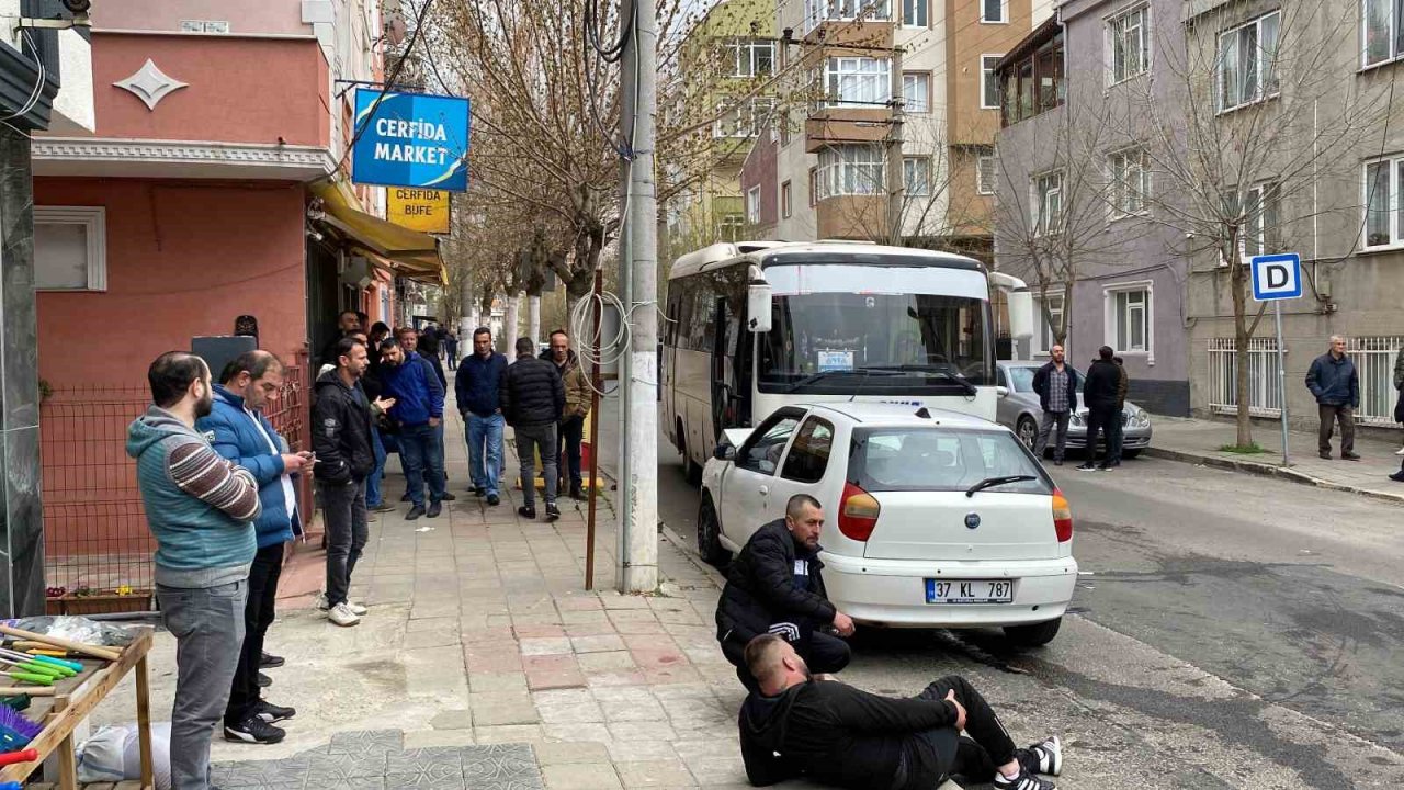 Otomobilin işçi servisiyle kafa kafaya çarpıştığı feci kaza kamerada: 1 ölü, 3 yaralı