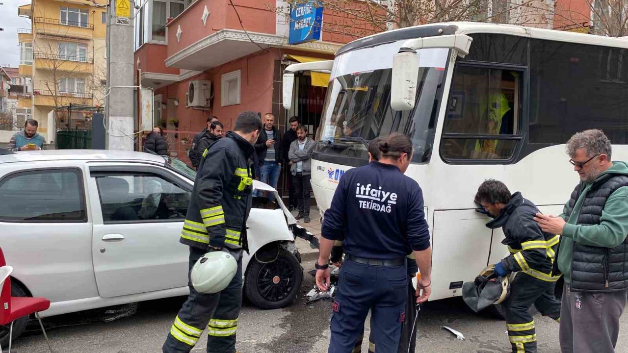Otomobilin işçi servisiyle kafa kafaya çarpıştığı feci kaza kamerada: 1 ölü, 3 yaralı