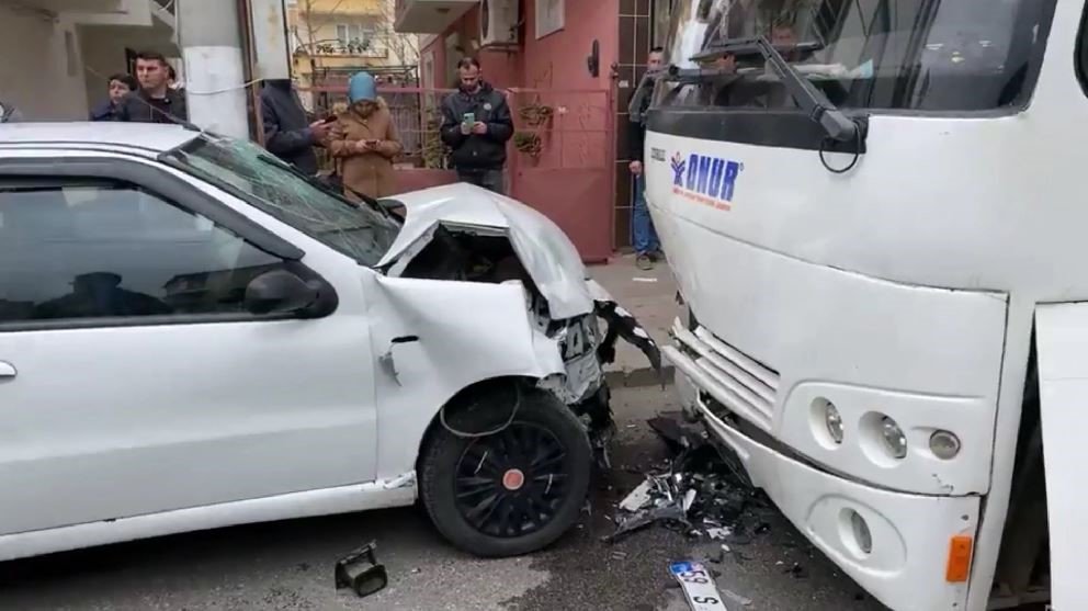 Otomobilin işçi servisiyle kafa kafaya çarpıştığı feci kaza kamerada: 1 ölü, 3 yaralı