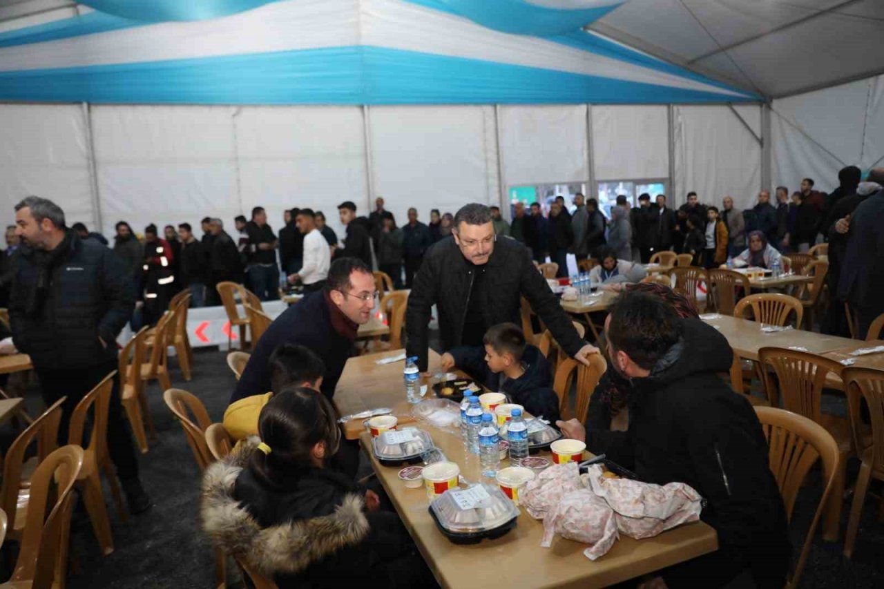 İlk iftarlarında depremzedeleri yalnız bırakmadılar