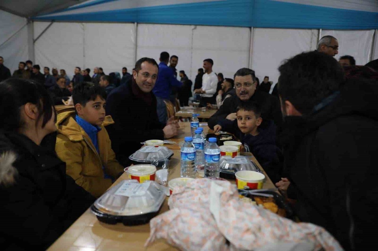 İlk iftarlarında depremzedeleri yalnız bırakmadılar