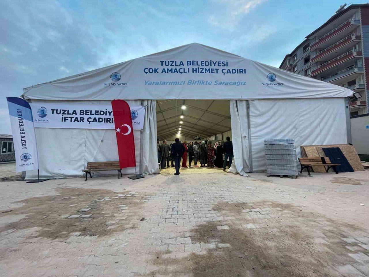 Tuzla Belediyesi’nin Kırıkhan ve Tuzla’daki çadırlarında ilk iftar yapıldı