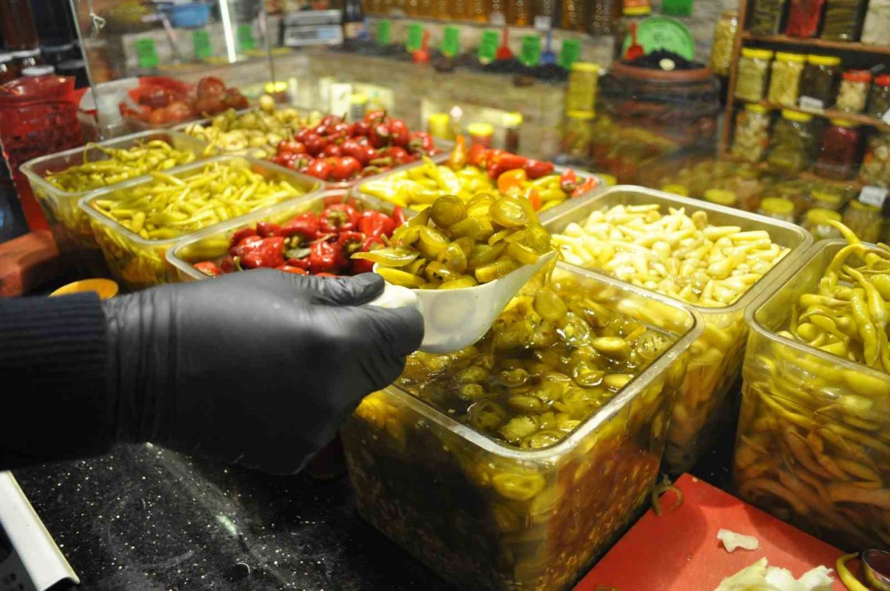 İftarlık turşulara vatandaştan yoğun ilgi