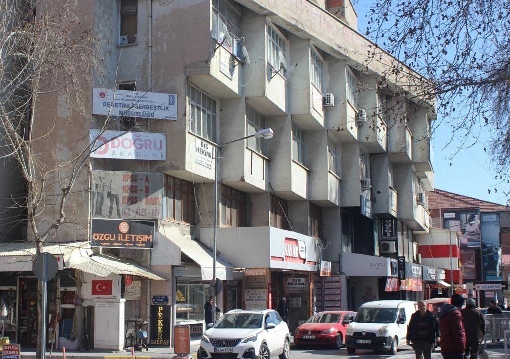 İş hanının taşıyıcı betonuna zarar verdiler