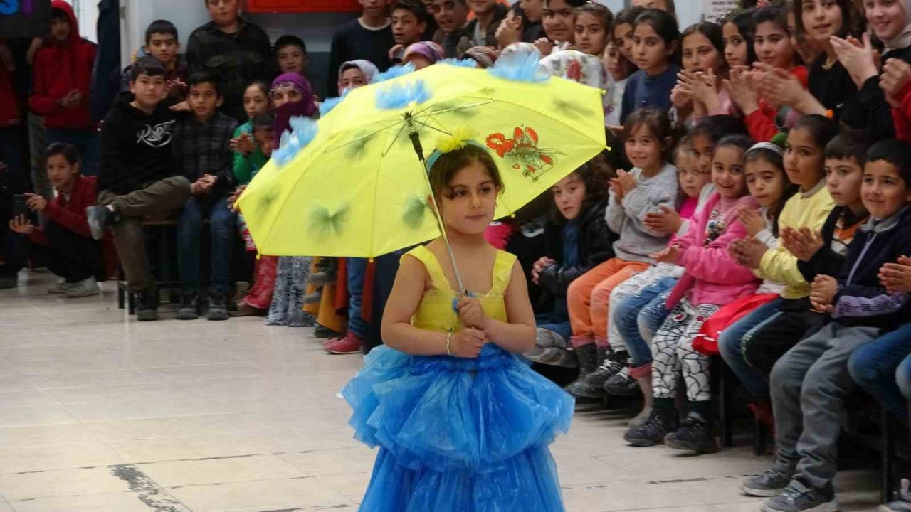 Minik öğrencilerden sıra dışı defile