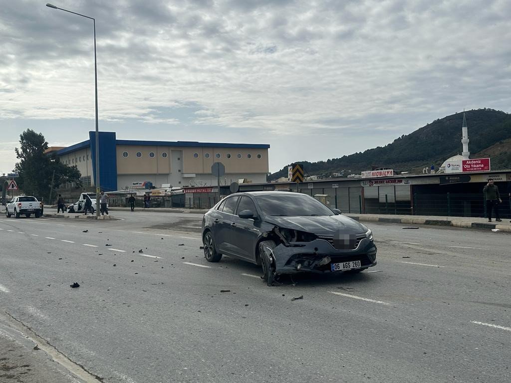 Gazipaşa’da iki otomobil çarpıştı: 2 yaralı