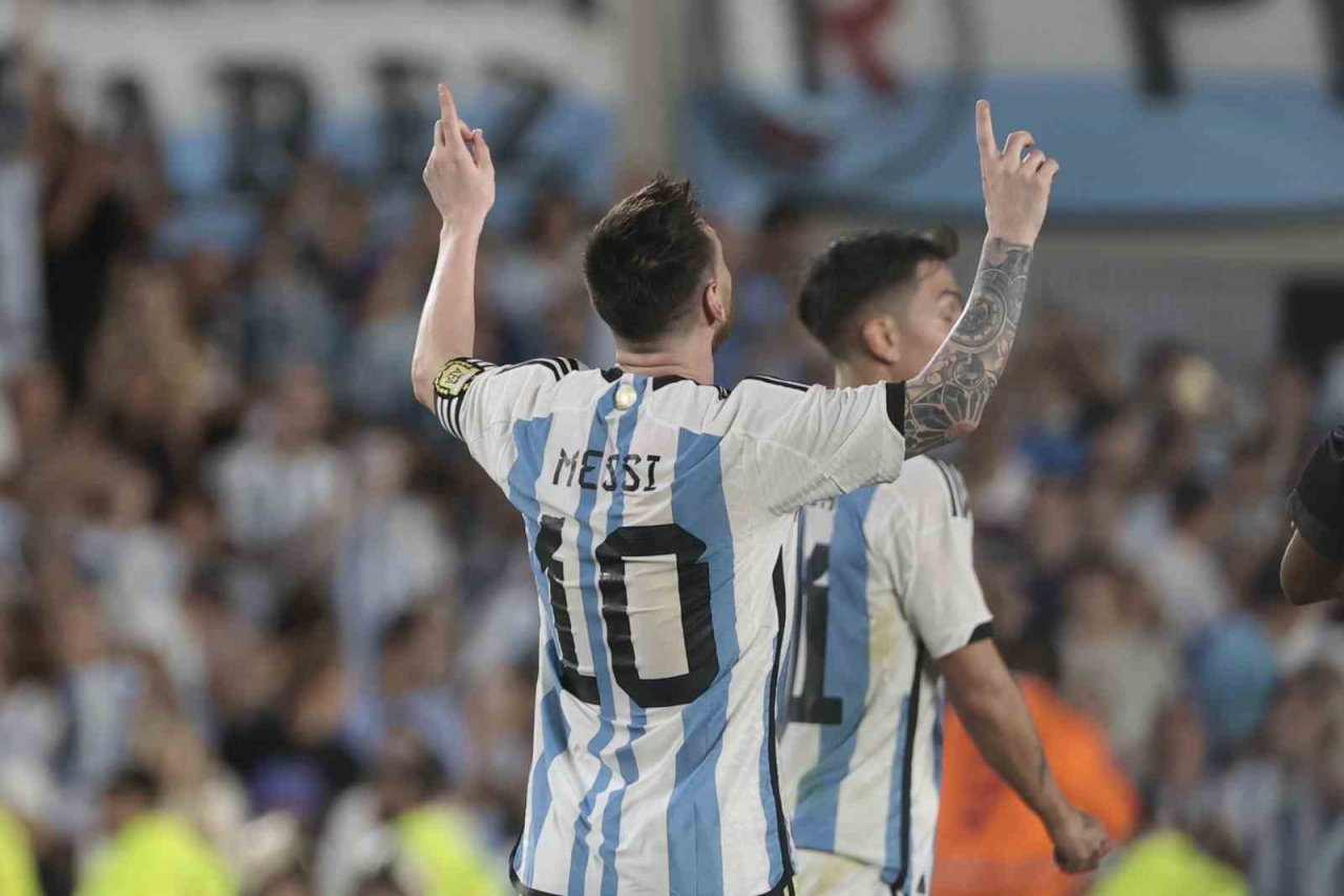 Messi, kariyerinde 800 gole ulaştı
