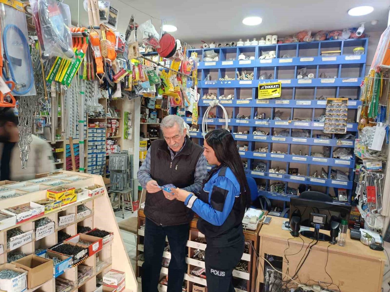 Gerçek polis cami, okul, çarşı ve pazarda "sahte polis" uyarısı yaptı