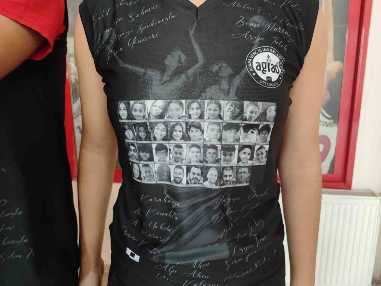 Adanalı sporcu öğrencilerin giydiği forma herkesi duygulandırdı