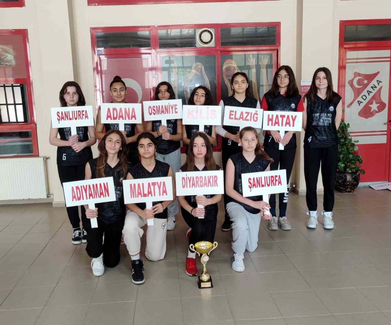 Adanalı sporcu öğrencilerin giydiği forma herkesi duygulandırdı