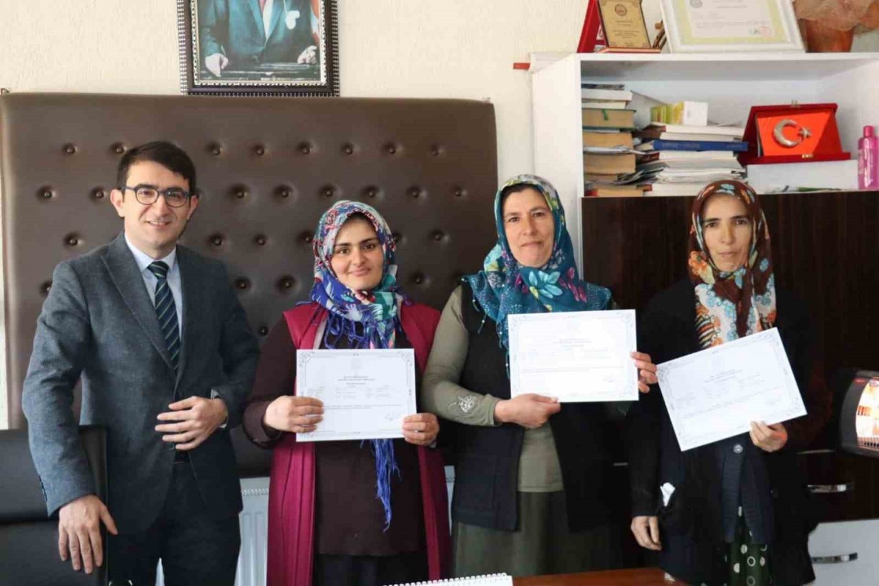 Sürü Yöneticiliği Kursu’nda başarı gösteren kursiyerler sertifika verildi