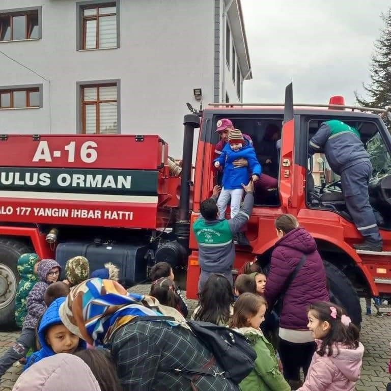 Anaokulu öğrencileri derslerini arazözün üstünde işledi