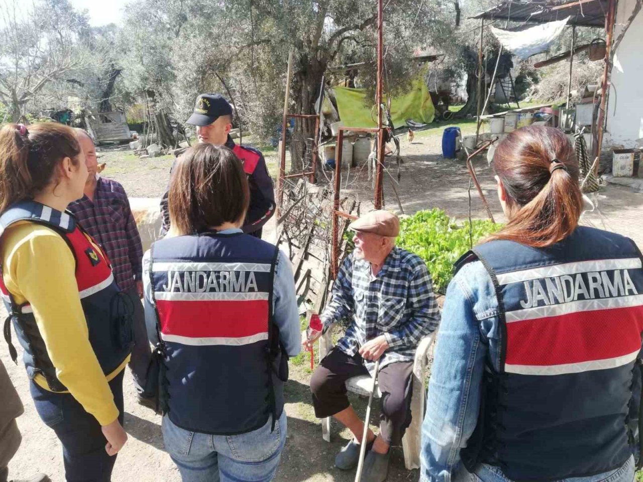 Jandarma ekipleri yaşlıları unutmadı
