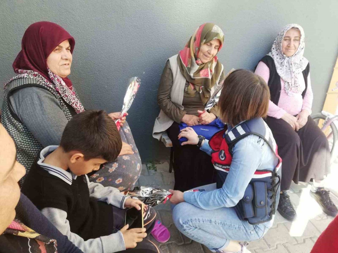 Jandarma ekipleri yaşlıları unutmadı