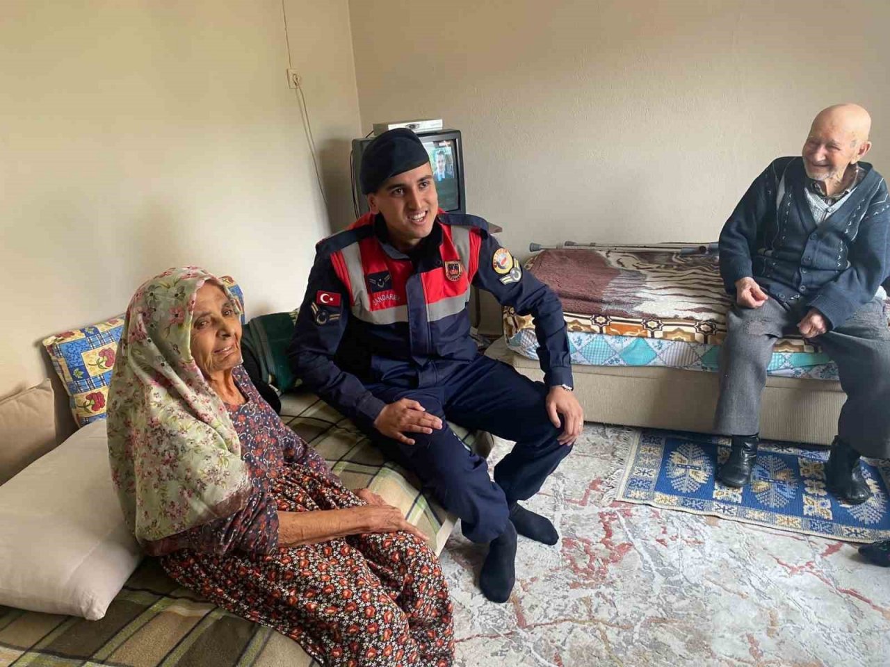 Jandarma ekipleri yaşlıları unutmadı