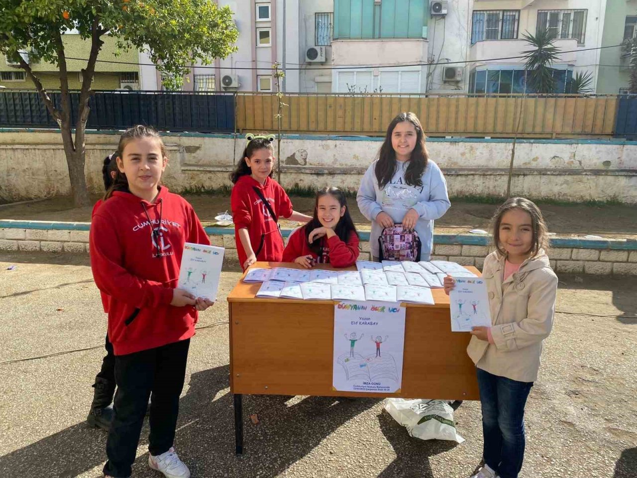 Nazilli Cumhuriyet İlkokulu’nda depremzedeler için hayır panayırı düzenlendi