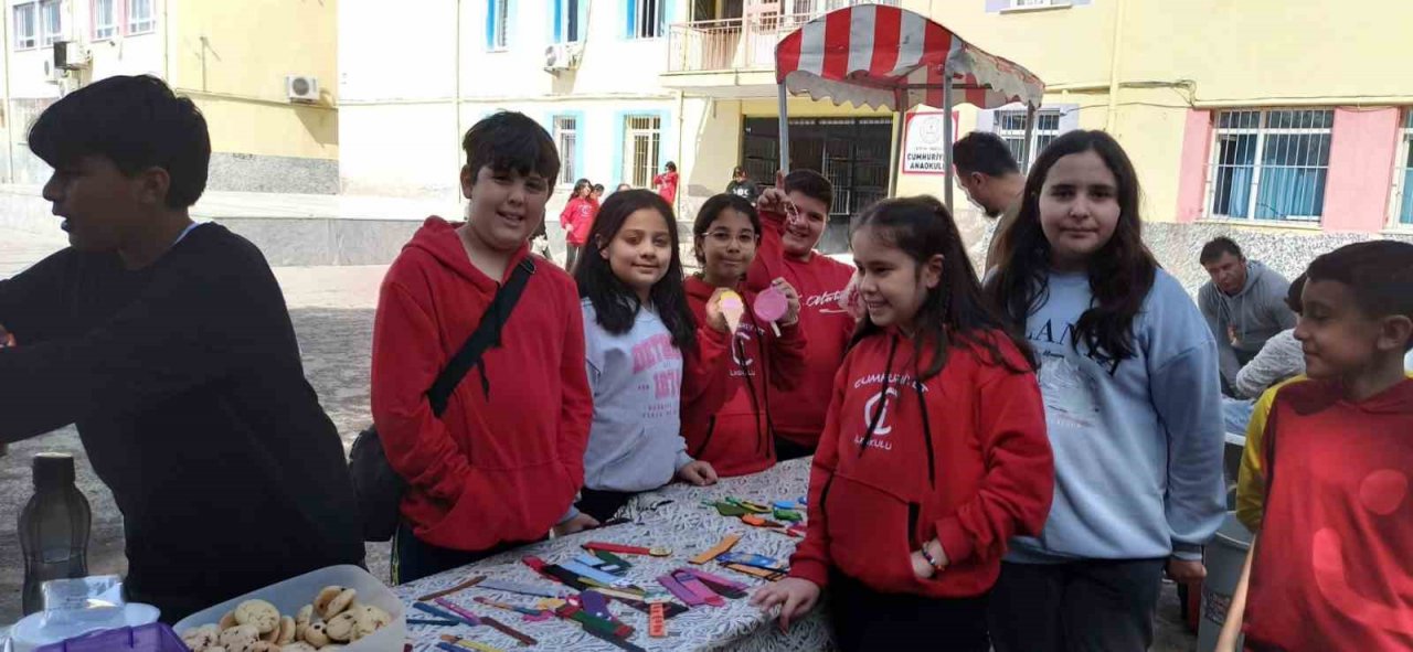 Nazilli Cumhuriyet İlkokulu’nda depremzedeler için hayır panayırı düzenlendi