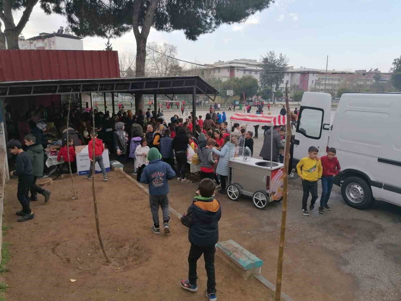 Nazilli Cumhuriyet İlkokulu’nda depremzedeler için hayır panayırı düzenlendi