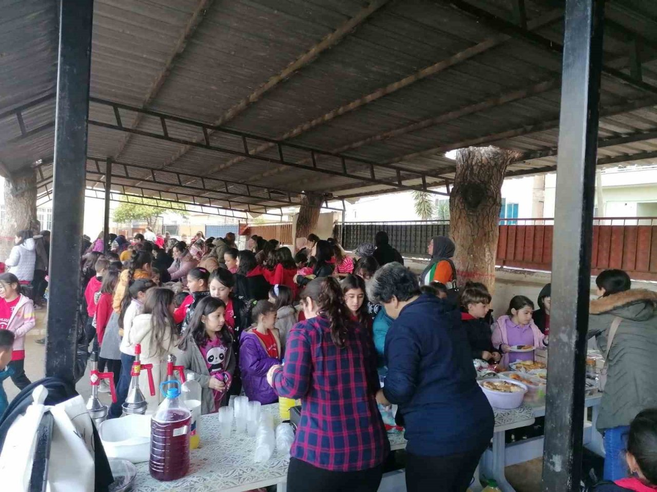 Nazilli Cumhuriyet İlkokulu’nda depremzedeler için hayır panayırı düzenlendi