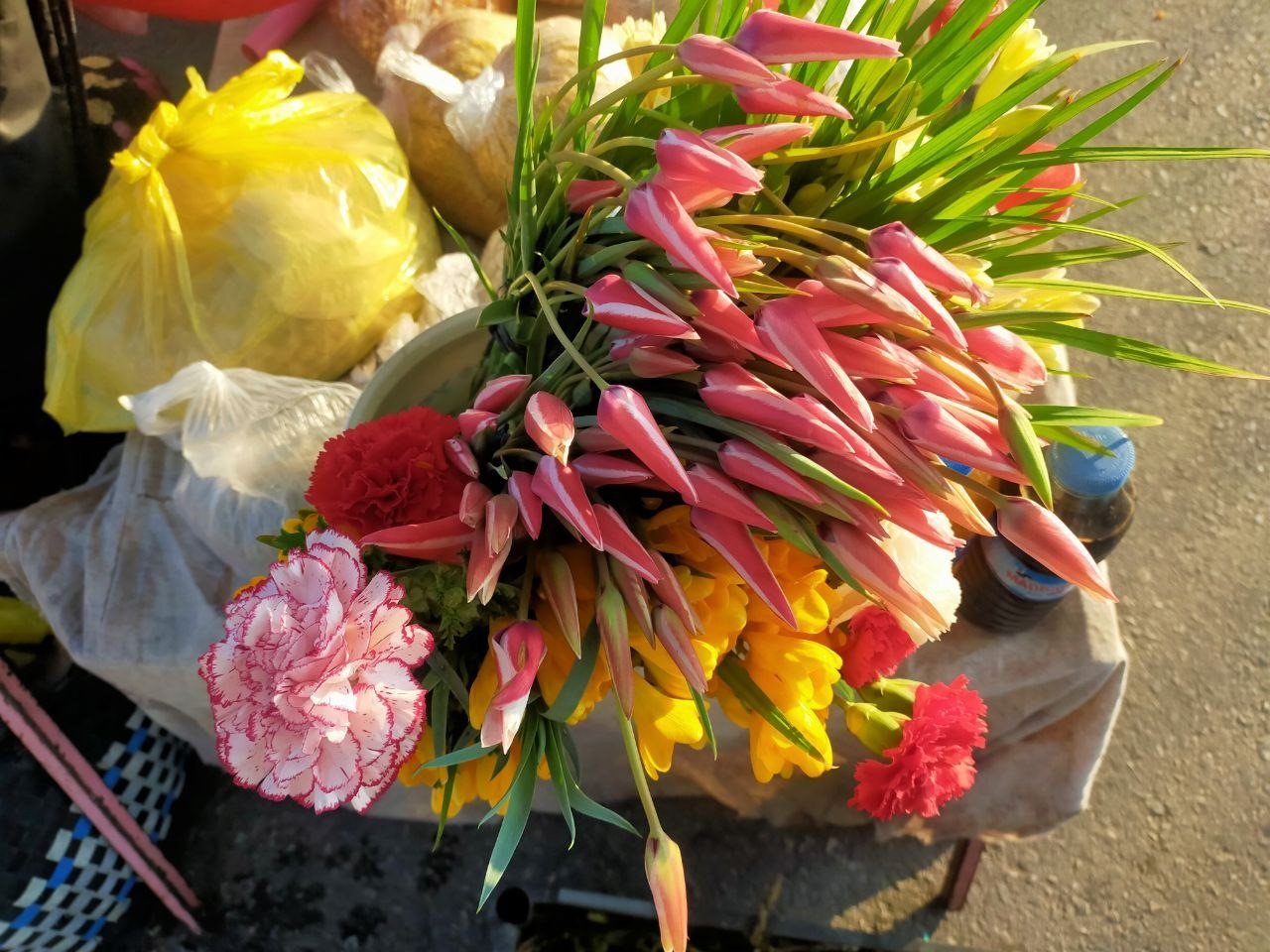 Aydın’da pazar tezgahları çiçeklerle renklendi