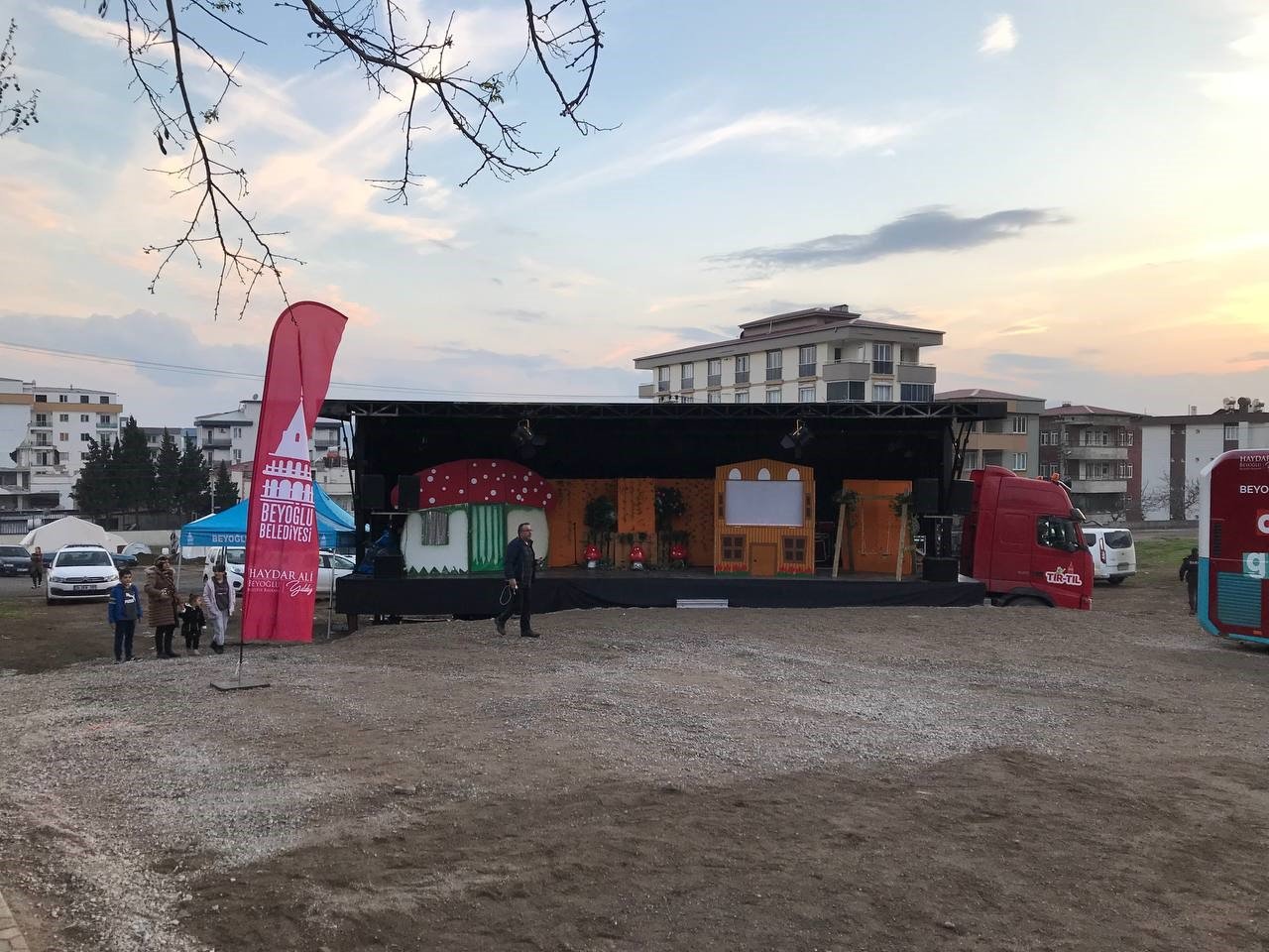 Depremzede çocuklar mobil sahne ile doyasıya eğlendi