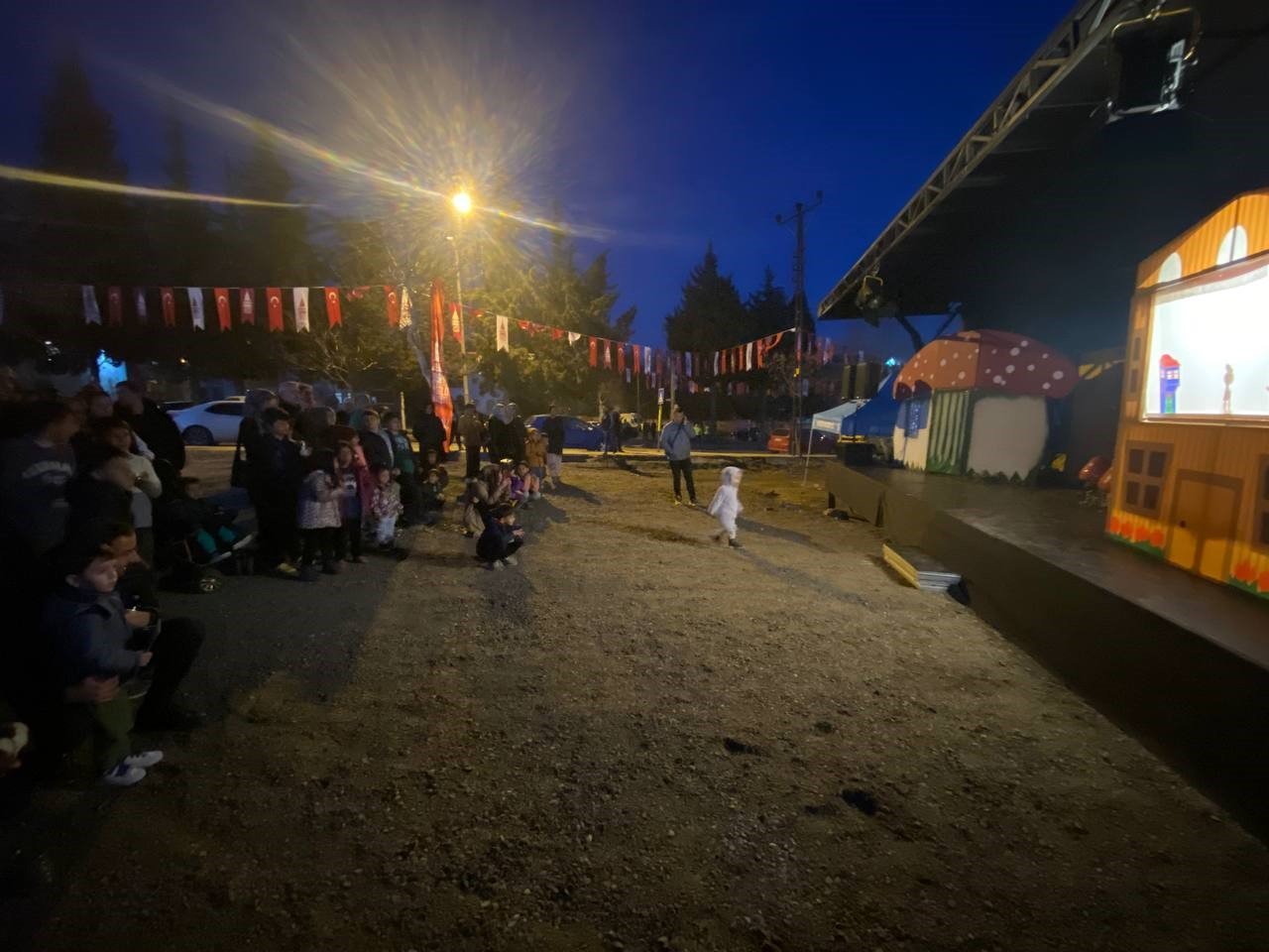 Depremzede çocuklar mobil sahne ile doyasıya eğlendi