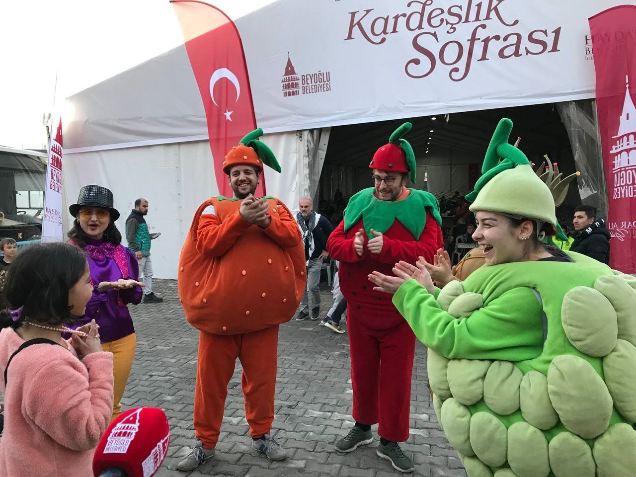 Depremzede çocuklar mobil sahne ile doyasıya eğlendi