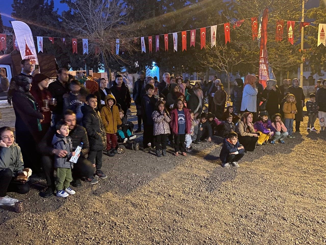 Depremzede çocuklar mobil sahne ile doyasıya eğlendi