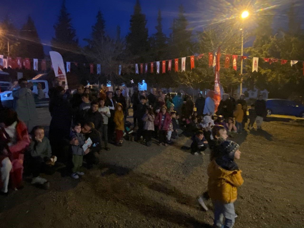 Depremzede çocuklar mobil sahne ile doyasıya eğlendi