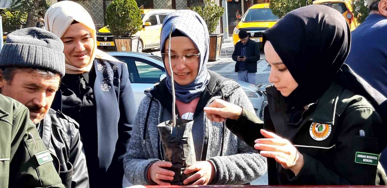 Depremde hayatını kaybedenlerin anısına fidan dağıtıldı