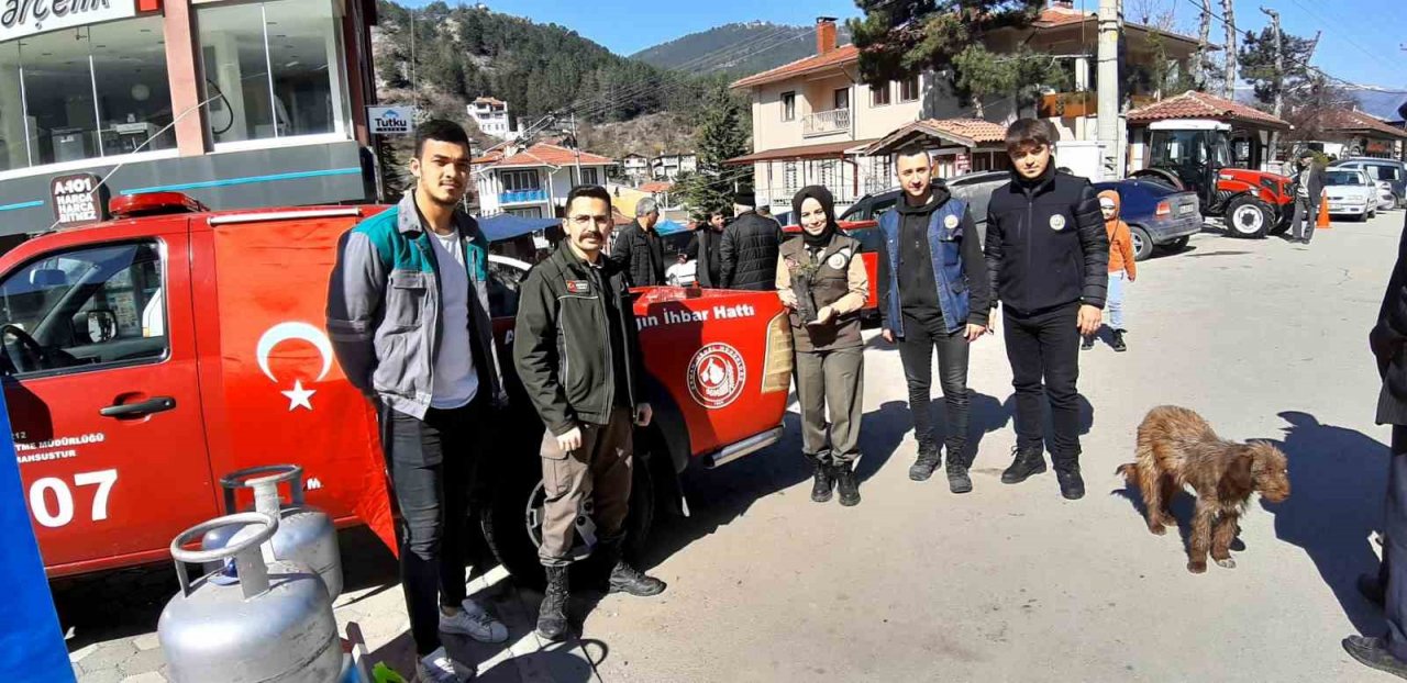 Depremde hayatını kaybedenlerin anısına fidan dağıtıldı