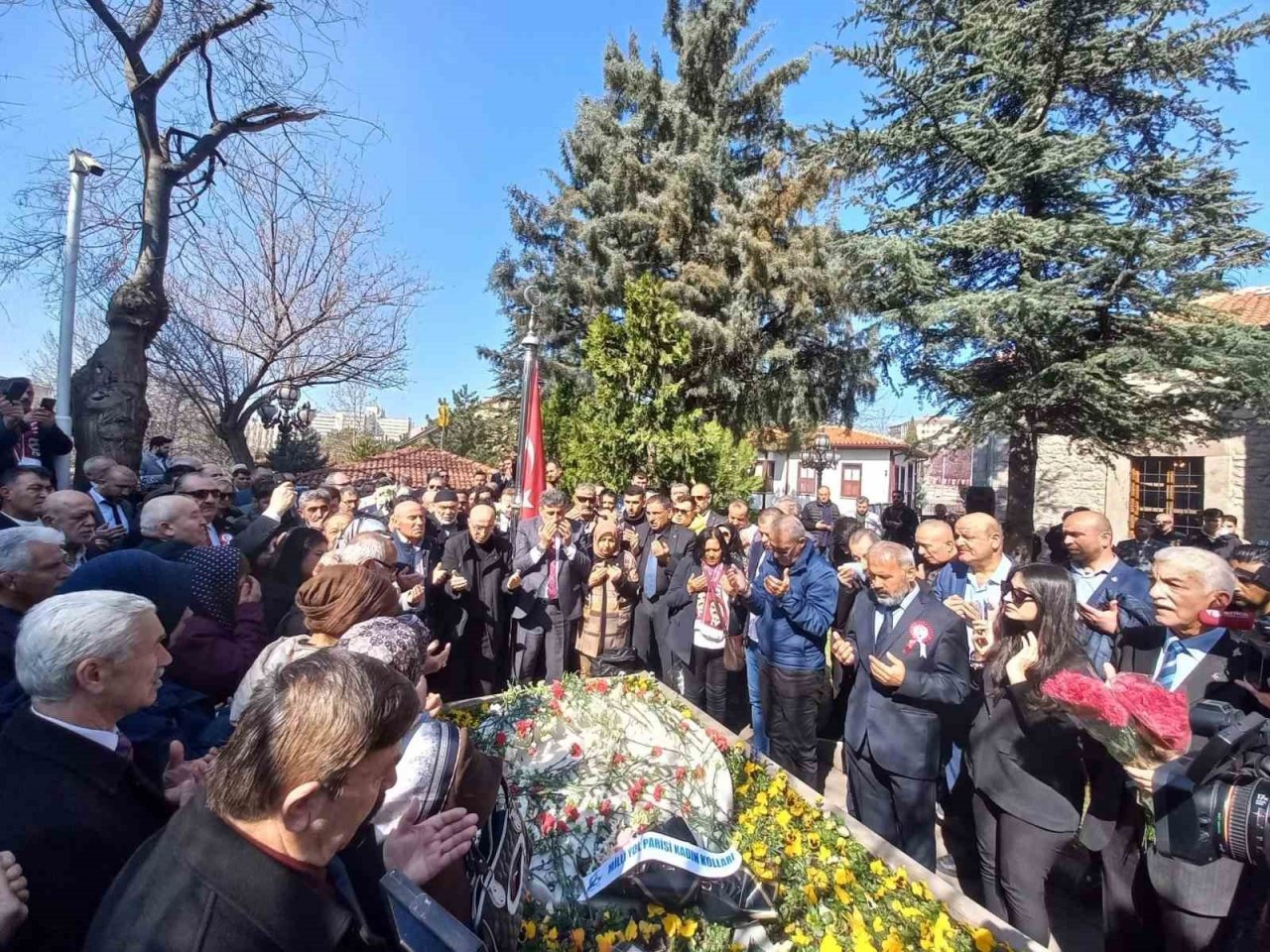 Muhsin Yazıcıoğlu kabri başında dualarla anıldı