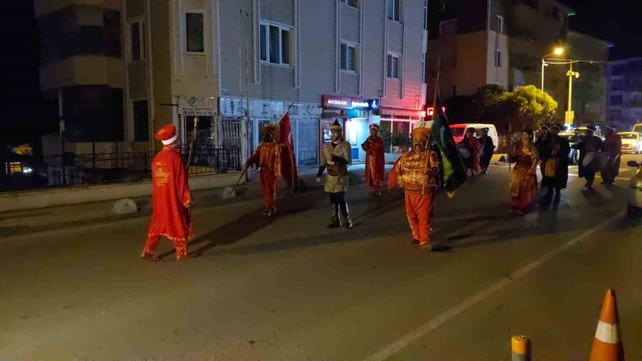 Mehteran takımı sahur için sokağa indi: Vatandaşlar mehter marşlarıyla uyandı