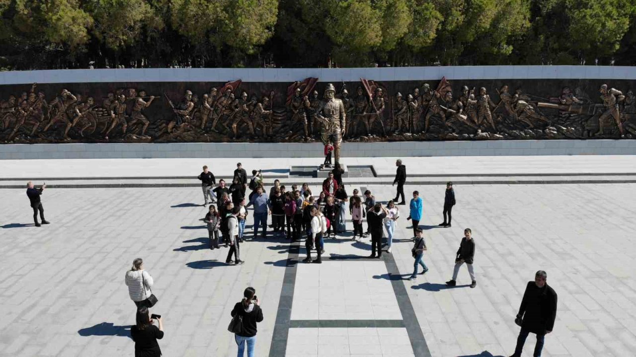 Cumhuriyet’in 100’üncü yılı ve Çanakkale Zaferi’nin 108’inci yılında Şehitler Abidesi’ne ziyaretçi akını