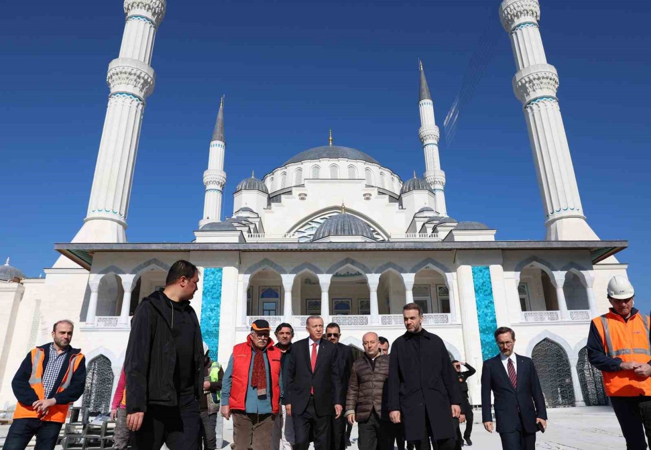Cumhurbaşkanı Erdoğan, Barbaros Hayrettin Paşa Camisi’nde incelemelerde bulundu