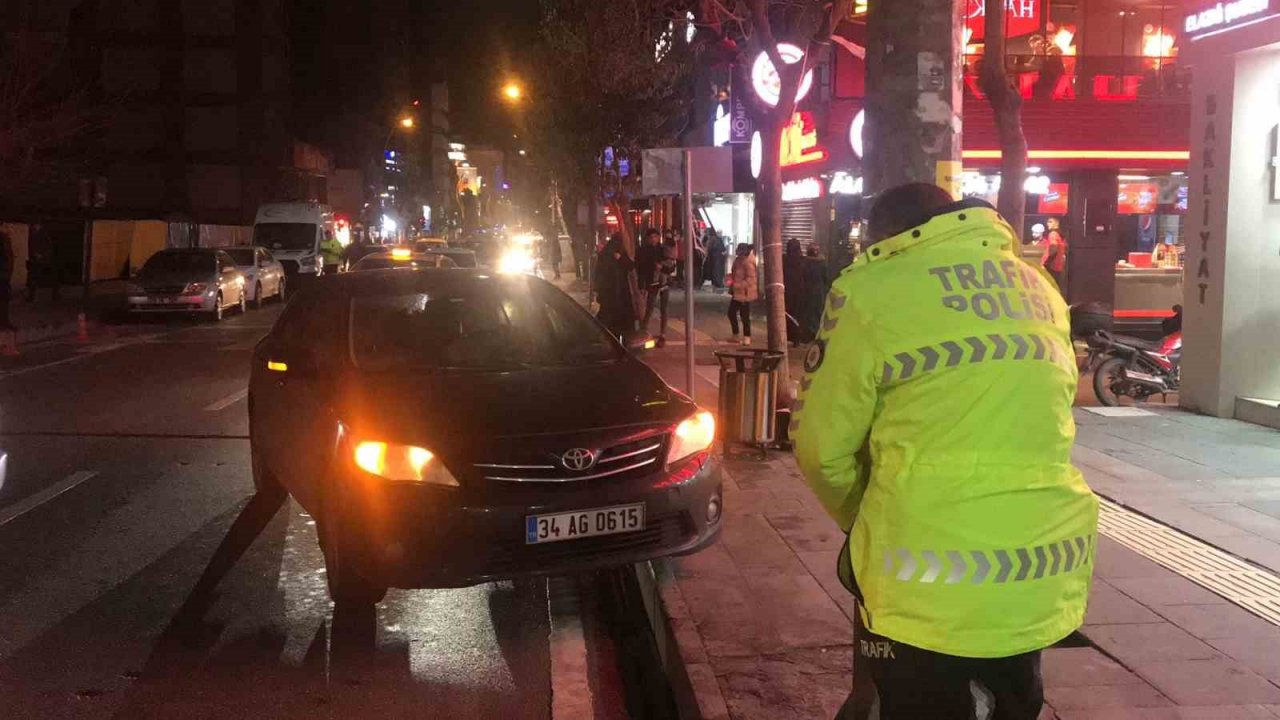 Yolun karşısına geçmek isteyen çocuğa araç çarptı