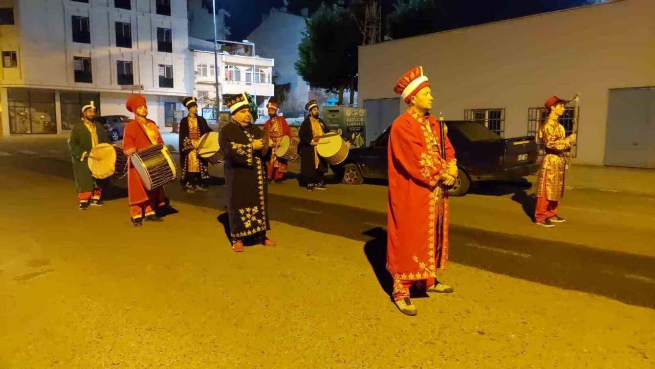 Mehteran takımı sahur için sokağa indi: Vatandaşlar mehter marşlarıyla uyandı