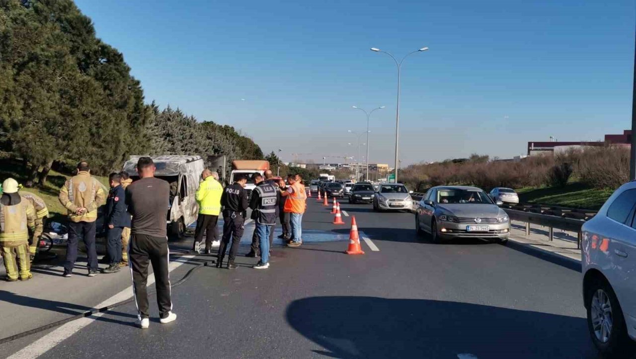 Hadımköy Tem Otoyolu’nda alev topuna dönen panelvan kamerada