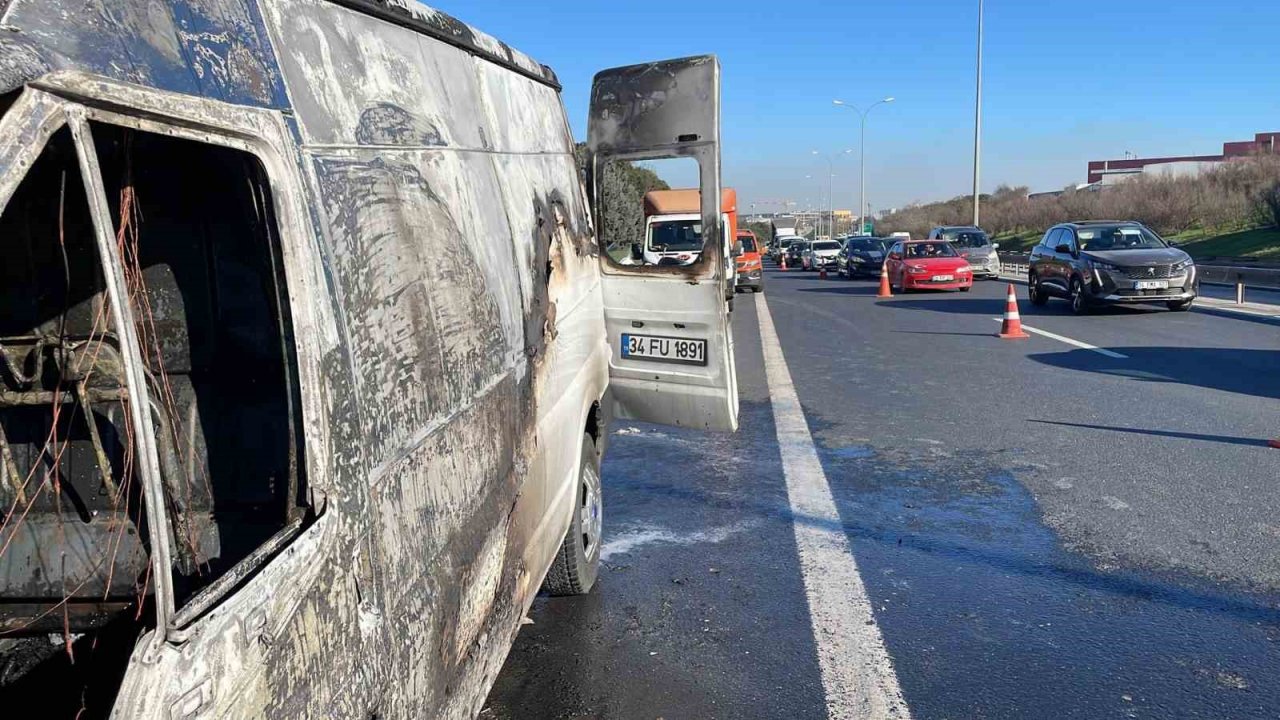 Hadımköy Tem Otoyolu’nda alev topuna dönen panelvan kamerada